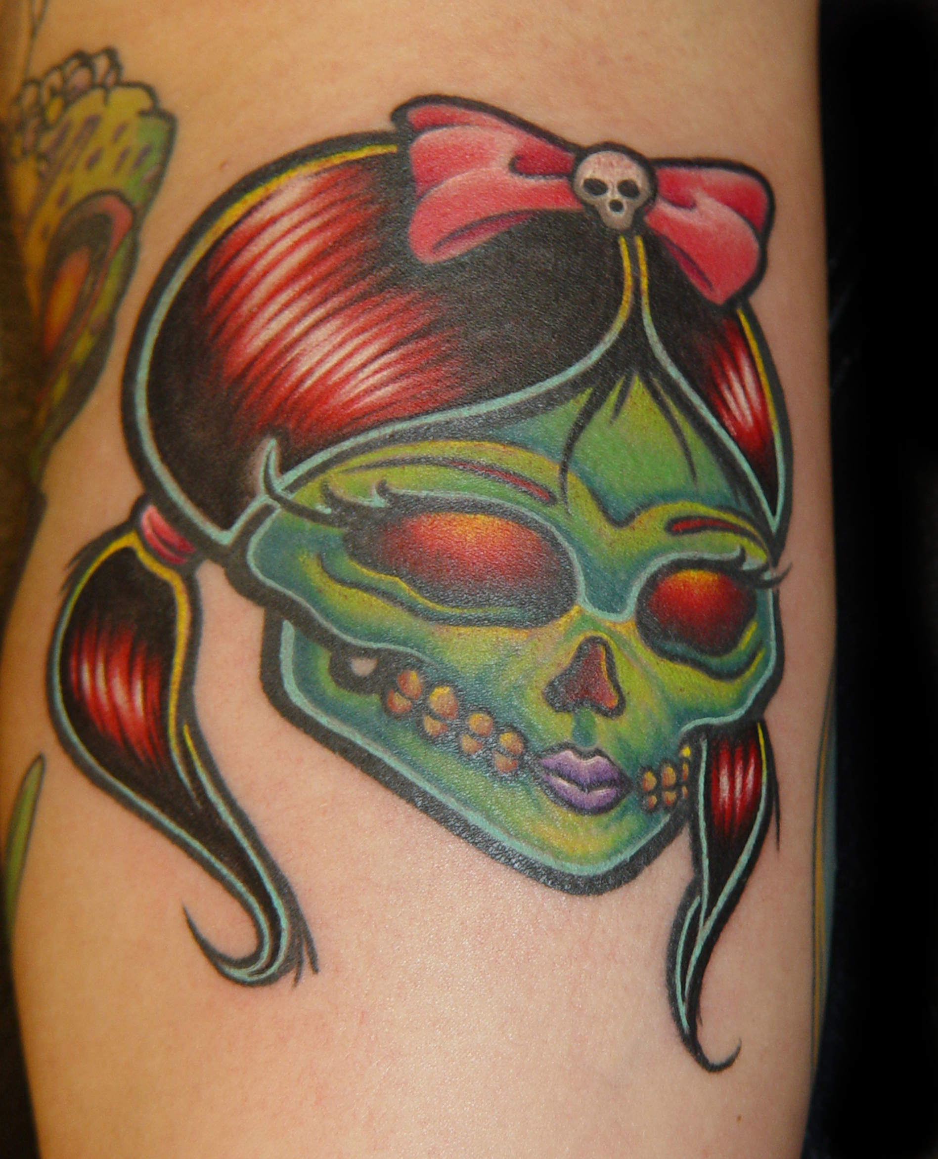 http://fc05.deviantart.net/fs70/f/2010/022/a/4/Girly_Skull_Tattoo_by_slipslopslap.jpg