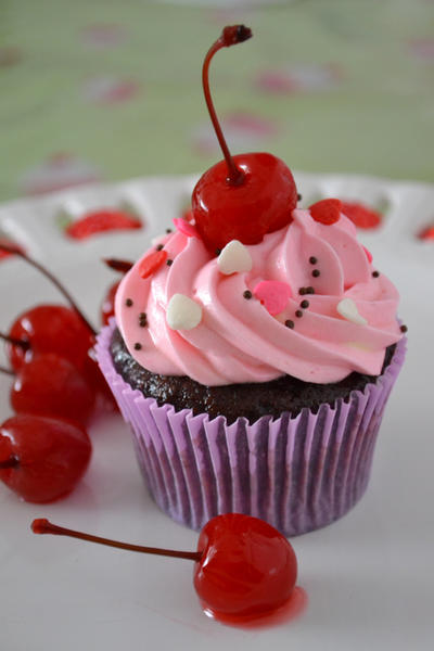 chocolate_and_strawberry_cupcake_by_makotinha-d4g95cc